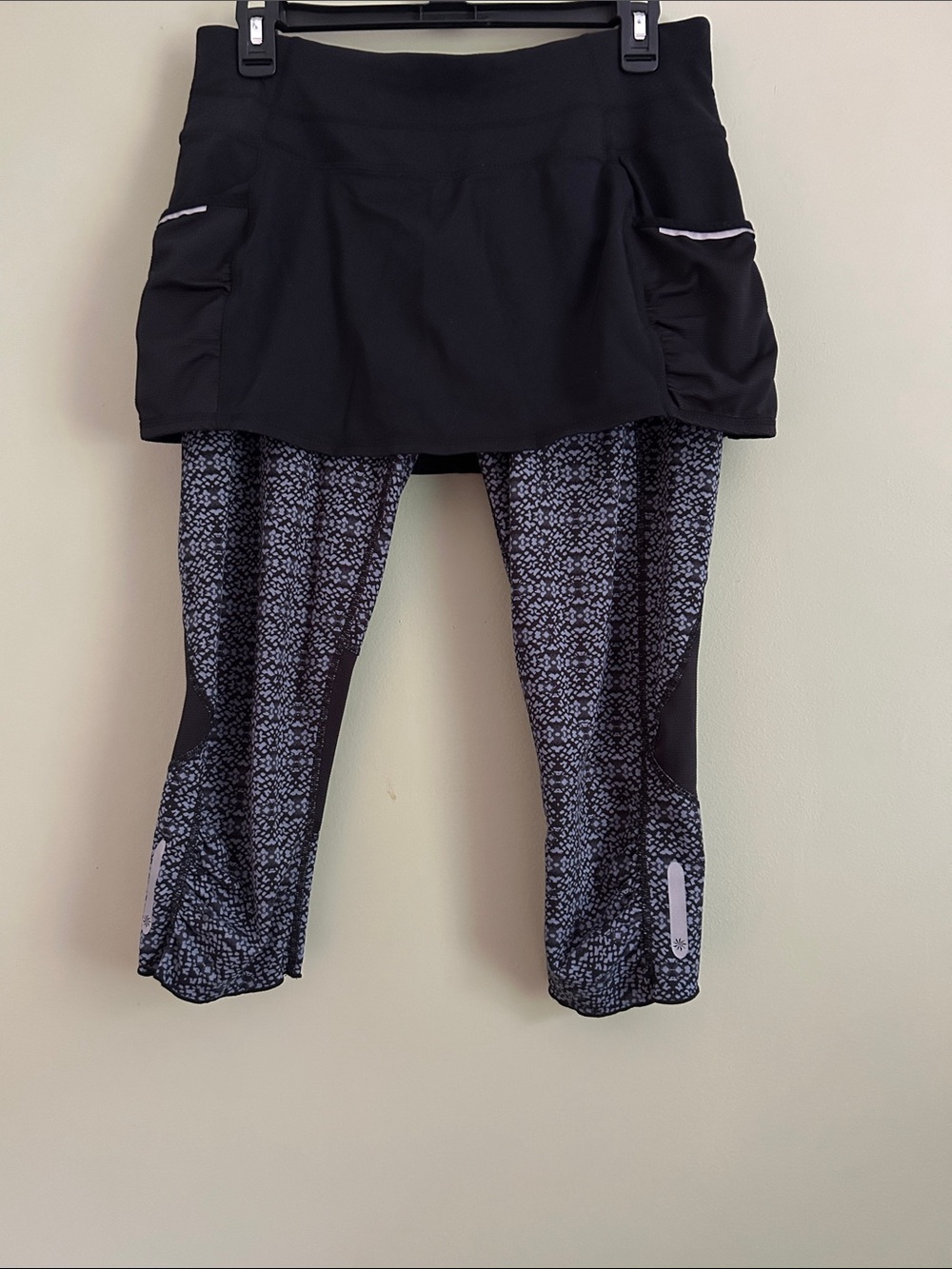 Athleta 2-in-1 Skirted Capri Legging in black and grey Size M